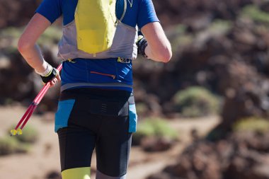 İz süren sporcu, dağ yolunda spor ve sağlık için egzersiz yapıyor.