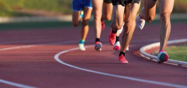 Atletizm ekibi sahada koşuyor. Spor müsabakası için bir yarışta koşuyor ve kazanıyor.