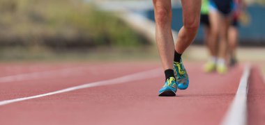 Yarış yürüyüşü yarışmasında, atletizm pistinde yarışan sporcular