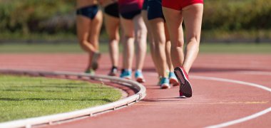 Yarış yürüyüşü yarışmasında, atletizm pistinde yarışan sporcular