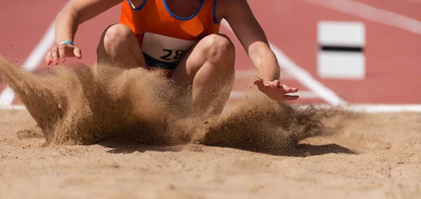 Female Athlete Long Jump Landing Sand Spray Landing Long Jump — Stockfoto