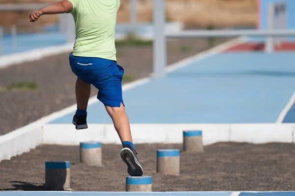 Mud Race Runners Chid Overcoming Obstacle — Foto Stock