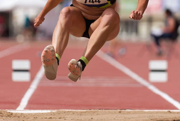 Atleta Femenina Realizando Salto Longitud Durante Una Competición Estadio — Foto de Stock