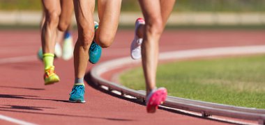 Atletizm ekibi sahada koşuyor. Spor müsabakası için bir yarışta koşuyor ve kazanıyor.