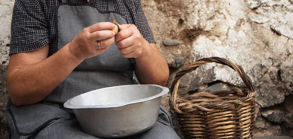 Grandma Hands Peeling Potatoes Knife Heavy Hard Working Peeling Potatoes — Foto de Stock