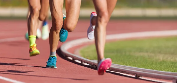 Sportowcy Biegający Boisku Torowym Bieganie Torze Dla Zawodów Sportowych Wygrywanie — Zdjęcie stockowe