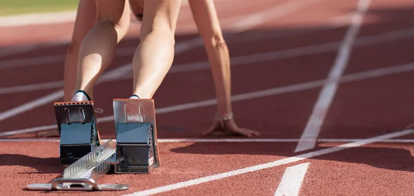 Rückansicht Weiblicher Füße Auf Dem Startblock Bereit Für Einen Sprintstart — Stockfoto
