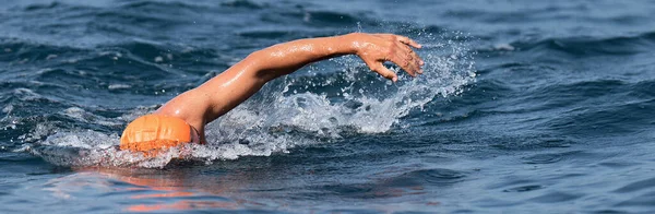 Κολύμβηση Κολυμβητή Γαλάζια Θάλασσα Προπόνηση Για Τρίαθλο — Φωτογραφία Αρχείου