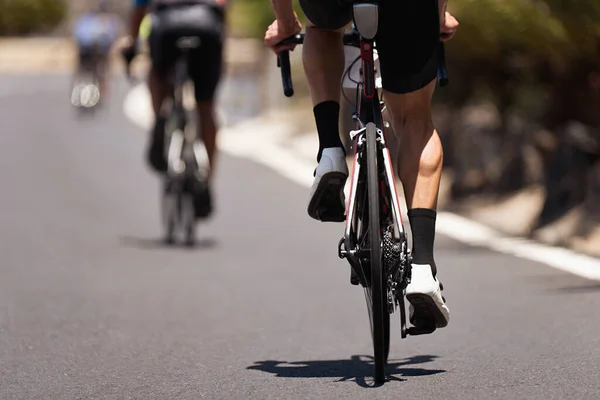Competição Ciclismo Atletas Ciclistas Montando Uma Corrida Subindo Uma Colina — Fotografia de Stock