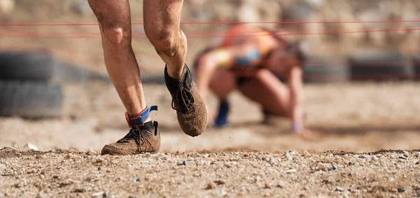 Schlammläufer Kriechen Unter Einem Stacheldraht Hindernisse Bei Extremen Hindernislauf Passieren — Stockfoto