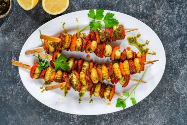 Kırmızı biber ve sucuklu kızarmış patates gnocchi şişleri.