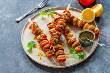 Kırmızı biber ve sucuklu kızarmış patates gnocchi şişleri.