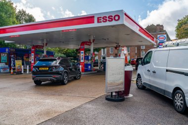 LONDON, İngiltere - OCTOBER 04, 2021: HGV sürücüsü sıkıntısı nedeniyle İngiltere 'de petrol tedarik krizi devam ederken, araçlar kapalı Esso benzin istasyonuna vardılar