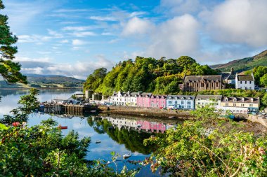 PORTREE, SKYE ADASI, SCOTLAND - 16 Eylül 2021: Portree Limanı. Portree, İskoçya 'nın iç Hebrides bölgesindeki Skye Adası' nın en büyük şehri ve başkentidir..