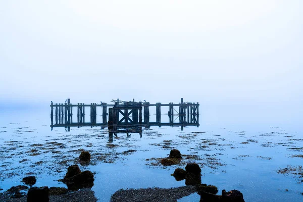 Resten Van Een Oude Houten Pier Met Mist Bedekt Loch — Stockfoto