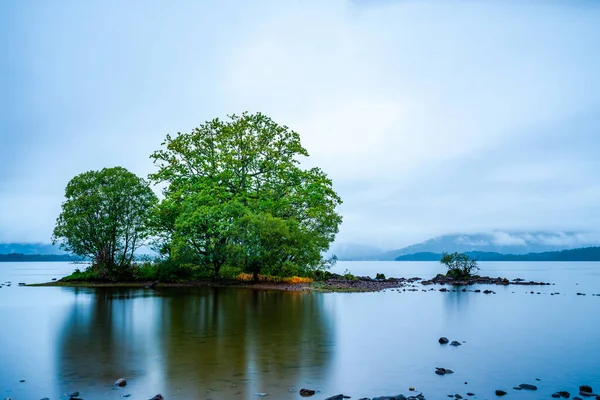 Widok Pokryty Mgłą Loch Lomond Odbiciami Wodzie Argyll Bute Szkocja — Zdjęcie stockowe