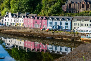 PORTREE, SKYE ADASI, SCOTLAND - 16 Eylül 2021: renkli binalar Portree limanı. Portree, İskoçya 'nın iç Hebrides bölgesindeki Skye Adası' nın en büyük şehri ve başkentidir.
