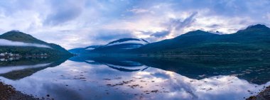 İskoçya, İngiltere 'de Loch Long üzerinde güzel günbatımının geniş panoramik manzarası
