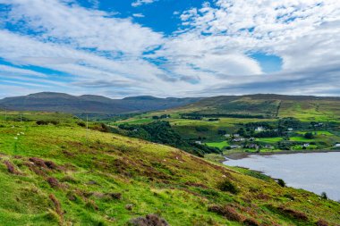 İskoçya 'nın Skye Adası' ndaki Uig köyünün manzarası