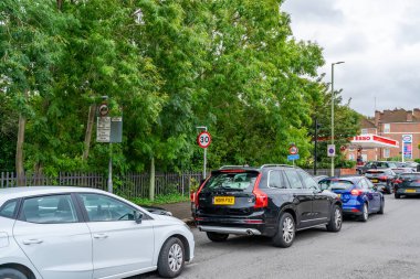 LONDON, İngiltere - ECTOBER 05, 2021: Esso benzin istasyonunda araçlarını doldurmak için kuyruğa giren sürücüler, İngiltere 'de HGV sürücüsü sıkıntısı nedeniyle yakıt ikmali krizine devam ediyorlar