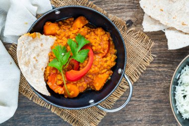 Hint vejetaryen kırmızı mercimek, roti ve pirinçli köri.