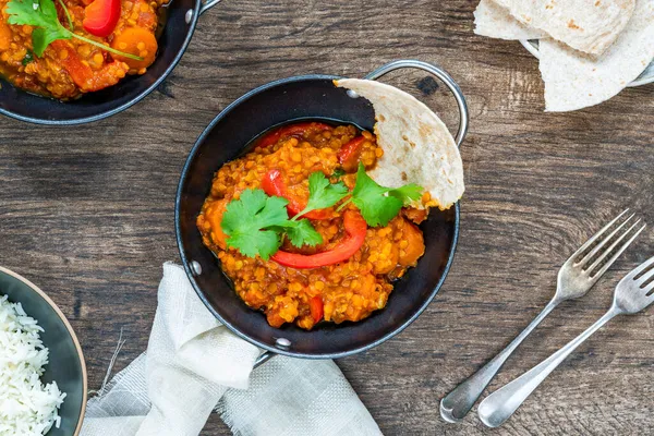 Indian Vegetarian Roșu Linte Dhal Curry Roti Orez Vedere Deasupra — Fotografie, imagine de stoc