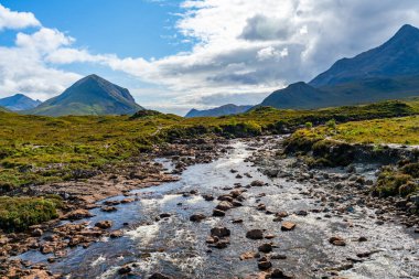 İskoçya 'nın Skye Adası' ndaki Black Cuillin Dağları manzaralı Sligachan Nehri. Uzun pozlama