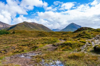 İskoçya, Skye Adası 'ndaki Red Cuillin dağlarının Glamaig ve Beinn Dearg Mhor tepeleri