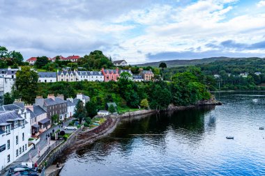 PORTREE, SKYE ADASI, SCOTLAND - 18 Eylül 2021: Portree Limanı. Portree, İskoçya 'nın iç Hebrides bölgesindeki Skye Adası' nın en büyük şehri ve başkentidir..