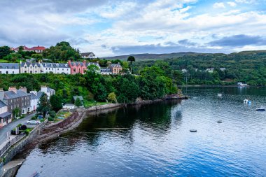 PORTREE, SKYE ADASI, SCOTLAND - 18 Eylül 2021: Portree Limanı. Portree, İskoçya 'nın iç Hebrides bölgesindeki Skye Adası' nın en büyük şehri ve başkentidir..
