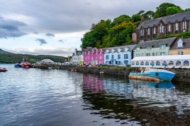PORTREE, SKYE ADASI, SCOTLAND - 18 Eylül 2021: Portree Limanı. Portree, İskoçya 'nın iç Hebrides bölgesindeki Skye Adası' nın en büyük şehri ve başkentidir..