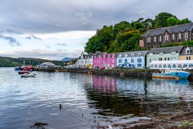 PORTREE, SKYE ADASI, SCOTLAND - 18 Eylül 2021: Portree Limanı. Portree, İskoçya 'nın iç Hebrides bölgesindeki Skye Adası' nın en büyük şehri ve başkentidir..