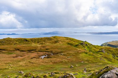 Raasay adası manzarası ve Raasay 'ın Sesi Storr' un Yaşlı Adamı, Skye Adası, İskoçya