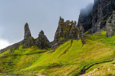 İskoçya 'nın Skye Adası' ndaki Storr 'un Yaşlı Adamı' nın üzerindeki alçak bulutlar.