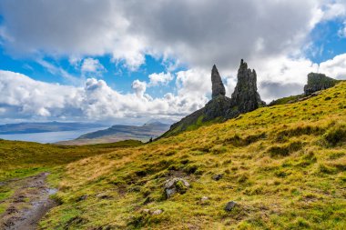 İskoçya, Skye Adası 'ndaki Storr' un Yaşlı Adamı kaya oluşumunun görüntüsü