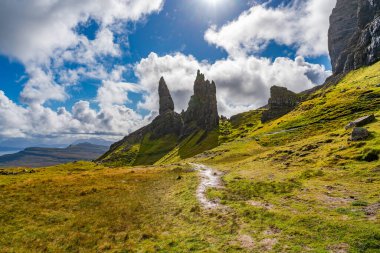 İskoçya, Skye Adası 'nda Storr' un Yaşlı Adamı kaya oluşumu.
