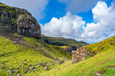 İskoçya 'nın Skye Adası' ndaki Storr 'un İhtiyar Adamı' ndan görüntü
