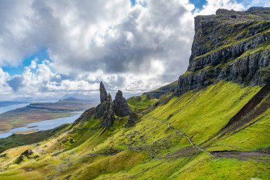 Storr 'un Yaşlı Adamı kaya oluşumunun ve İskoçya' nın Skye Adası 'ndaki Raasay' ın Sesi 'nin görüntüsü