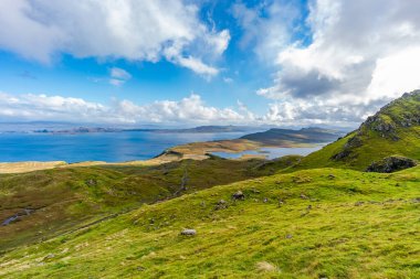 Raasay adası manzarası ve Raasay 'ın Sesi Storr' un Yaşlı Adamı, Skye Adası, İskoçya