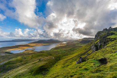 The Old Man of Storr 'dan Raasay adası üzerinde dramatik bir gökyüzü ve İskoçya' nın Skye Adası 'nın Sesi.