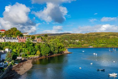 PORTREE, SKYE ADASI, SCOTLAND 19 Eylül 2021: Portree Limanı. Portree, İskoçya 'nın iç Hebrides bölgesindeki Skye Adası' nın en büyük şehri ve başkentidir..