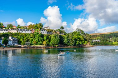 PORTREE, SKYE ADASI, SCOTLAND 19 Eylül 2021: Portree Limanı. Portree, İskoçya 'nın iç Hebrides bölgesindeki Skye Adası' nın en büyük şehri ve başkentidir..