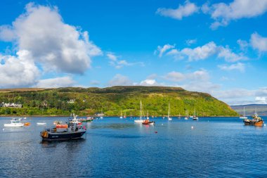 PORTREE, SKYE ADASI, SCOTLAND 19 Eylül 2021 Portree limanına demir atmış gemiler ve botlar. Portree, İskoçya 'nın iç Hebrides bölgesindeki Skye Adası' nın en büyük şehri ve başkentidir..