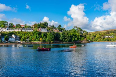 PORTREE, SKYE ADASI, SCOTLAND 19 Eylül 2021: Portree Limanı. Portree, İskoçya 'nın iç Hebrides bölgesindeki Skye Adası' nın en büyük şehri ve başkentidir..