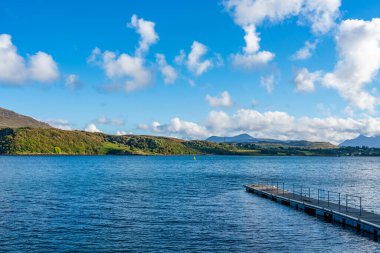 Portree Limanı manzarası, Skye Adası, İskoçya.