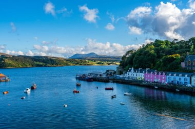 PORTREE, SKYE ADASI, SCOTLAND 19 Eylül 2021: Portree Limanı. Portree, İskoçya 'nın iç Hebrides bölgesindeki Skye Adası' nın en büyük şehri ve başkentidir..