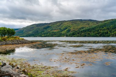 İskoçya 'nın batısındaki Duich Gölü üzerinde fırtına bulutları.