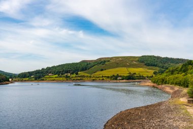 Derbyshire, Peak Distrct, İngiltere 'deki Yukarı Derwent Vadisi' ndeki Ladybower Barajı.
