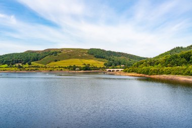 Derbyshire, Peak Distrct, İngiltere 'deki Yukarı Derwent Vadisi' ndeki Ladybower Barajı.