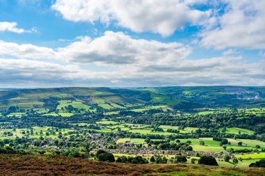Derwent Vadisi 'nin zirvesinden Derbyshire İngiltere' nin Peak District bölgesindeki Bamford Sınırı manzarası